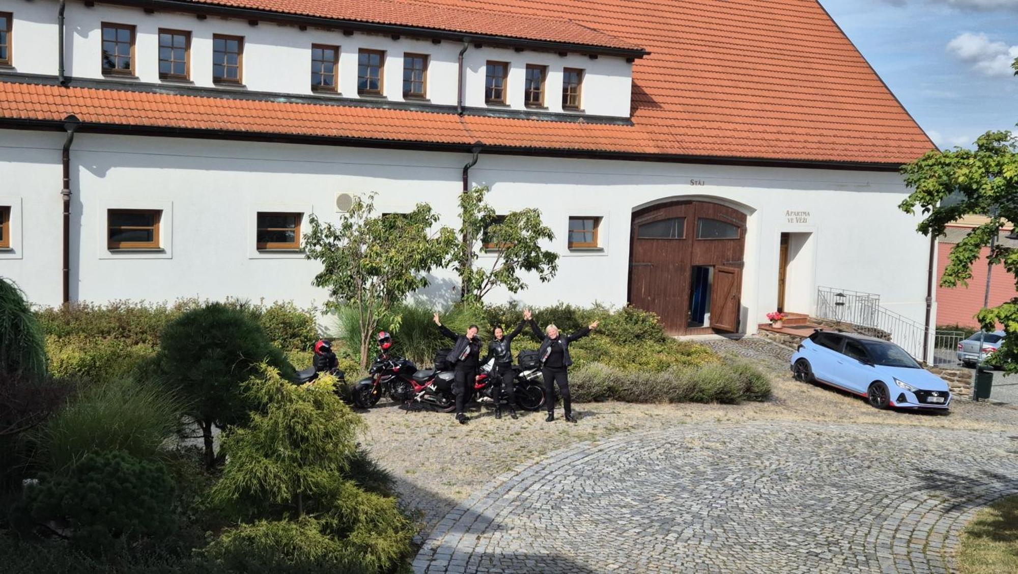 Hotelovy A Jezdecky Areal Dvur Krutěnice Kültér fotó